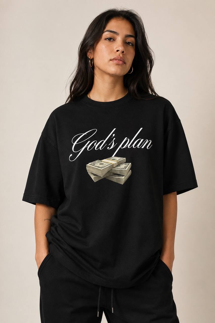Девушка в футболке GODSPLAN